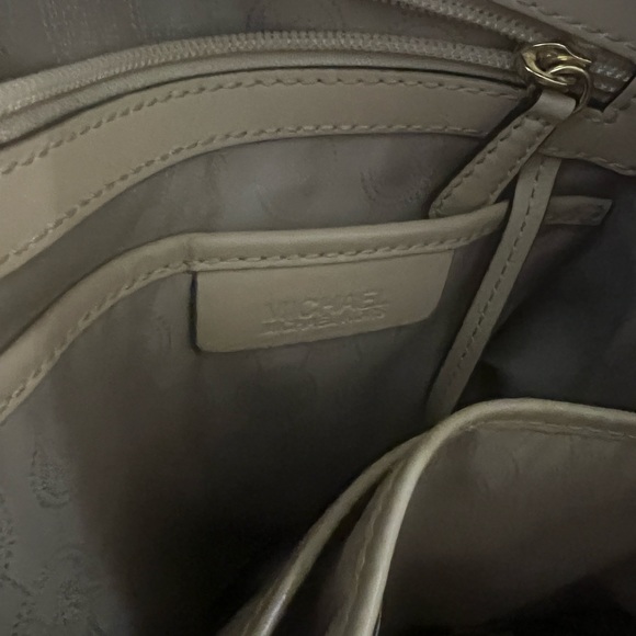 Michael Kors Handbag 👜 (shoulder) - Picture 10 of 11